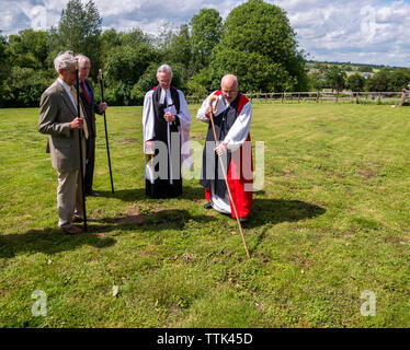 Ce service est très rarement effectuée comme peu d'extensions de cimetière sont en cours de construction. L'Évêque accompagné par le vicaire le révérend docteur Robert Beaken et deux marguilliers promenades autour de la parcelle de faire le signe de croix avec son personnel et la bénédiction du sol à chaque coin Banque D'Images