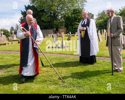 Ce service est très rarement effectuée comme peu d'extensions de cimetière sont en cours de construction. L'Évêque accompagné par le vicaire le révérend docteur Robert Beaken et deux marguilliers promenades autour de la parcelle de faire le signe de croix avec son personnel et la bénédiction du sol à chaque coin Banque D'Images