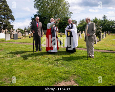 Ce service est très rarement effectuée comme peu d'extensions de cimetière sont en cours de construction. L'Évêque accompagné par le vicaire le révérend docteur Robert Beaken et deux marguilliers promenades autour de la parcelle de faire le signe de croix avec son personnel et la bénédiction du sol à chaque coin Banque D'Images