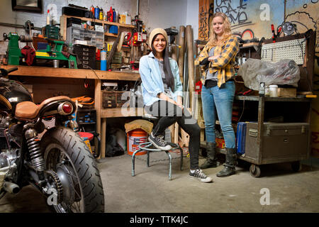 Portrait de Professionnels à des femmes in auto repair shop Banque D'Images