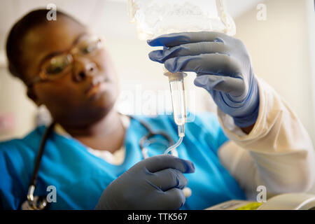 Nurse checking perfusion IV à l'hôpital Banque D'Images