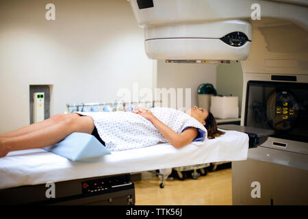 Female patient Obtenir examen radiologique à l'hôpital Banque D'Images