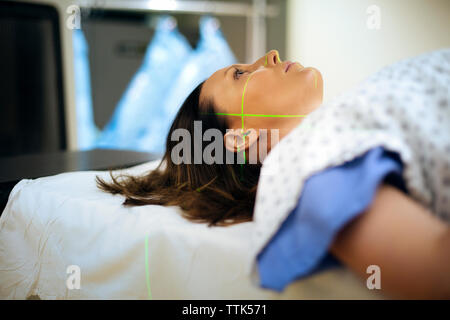 Tomber sur laser female patient lying in hospital Banque D'Images