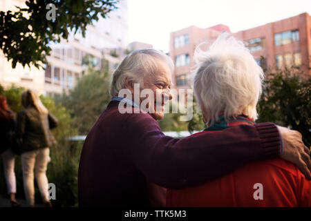 Happy senior man avec bras autour de femme en ville Banque D'Images