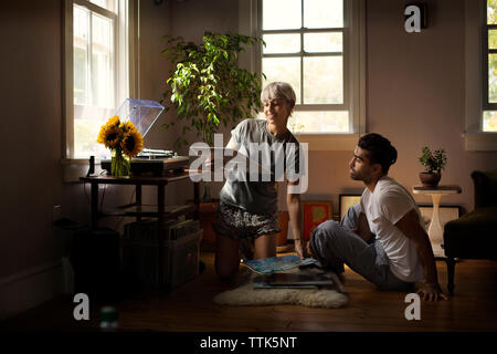 Man woman holding vinyl record sur le plancher à la maison Banque D'Images