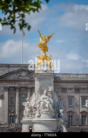 Victoria Memorial à l'extérieur de Buckingham Palace, London, UK Banque D'Images
