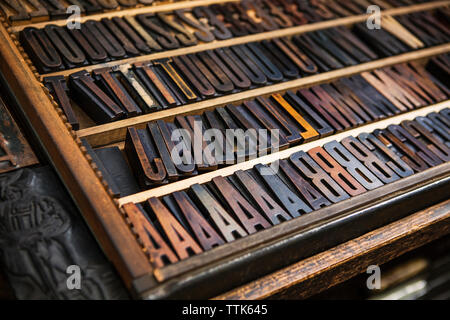 Close-up d'alphabets et chiffres typo dans le bac en atelier Banque D'Images