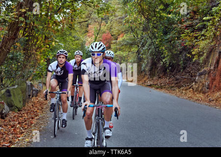 Certains athlètes masculins la bicyclette sur route Banque D'Images