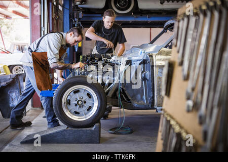 Réparation mécanique voiture à auto repair shop Banque D'Images