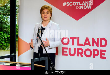 Nicola Sturgeon, Premier Ministre de l'Écosse l'ouverture faite en Ecosse festival à Bruxelles le 11 juin 2019, l'Edinburgh Festival Fringe, tenue je Banque D'Images