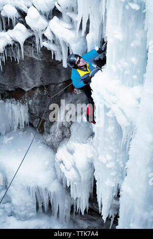 High angle view of man avec piolet d'escalade sur la montagne de glace Banque D'Images