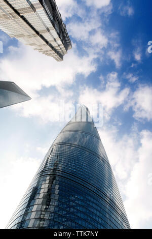 Low angle view de Shanghai et tour Jin Mao Tower against sky Banque D'Images