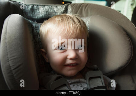 Close-up portrait of cute baby boy sitting on car siège de sécurité Banque D'Images