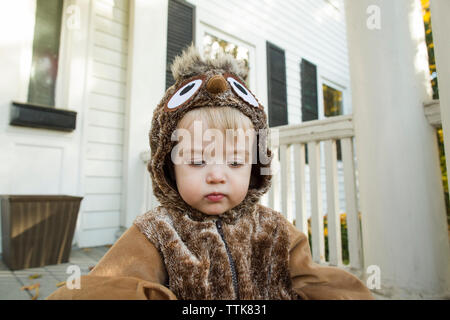 Portrait of cute baby boy habillé comme un hibou pour l'Halloween Banque D'Images