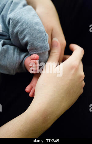 Close-up of newborn baby pieds à côté de mother's hands Banque D'Images