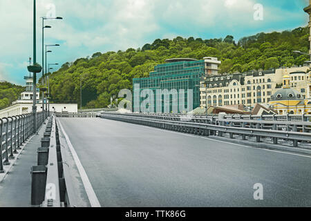 Pont moderne dans grande ville Banque D'Images