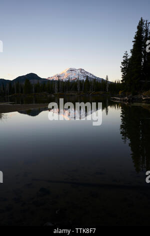 Vue panoramique sur le lac montagne enneigée pendant le coucher du soleil Banque D'Images