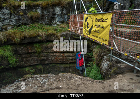 Un touriste est ramené dans le béant Gill par Bradford Pothole Club, une des plus grandes chambres souterraines connues en Grande-Bretagne. La caverne est ouverte uniquement Banque D'Images