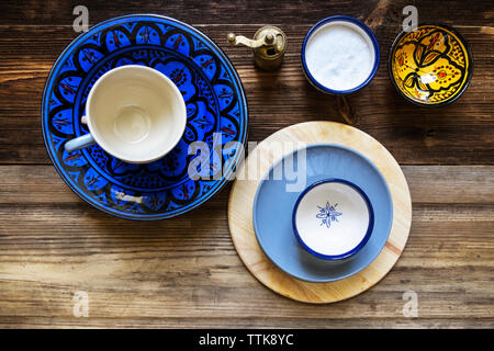 Vue aérienne de tasses et soucoupes en céramique sur table en bois Banque D'Images