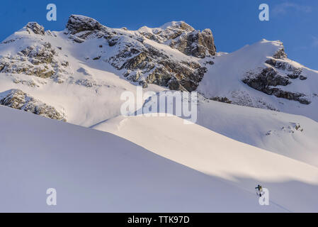 Femme grimper sur skis nordiques en sommet Skypilot Banque D'Images