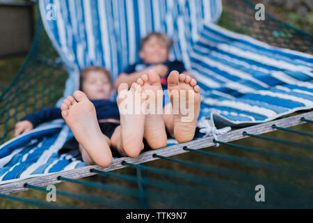 Portrait de frères se reposant dans un hamac Banque D'Images
