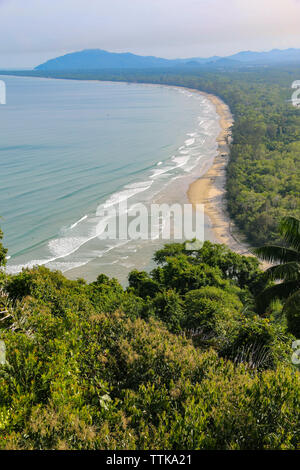 Belle vue sur la plage de Sabandar Rasa Ria, Kota Kinabalu, Sabah, Malaisie Banque D'Images
