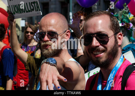 Hommes au défilé de la fierté d'Helsinki 2016 à Helsinki, en Finlande Banque D'Images