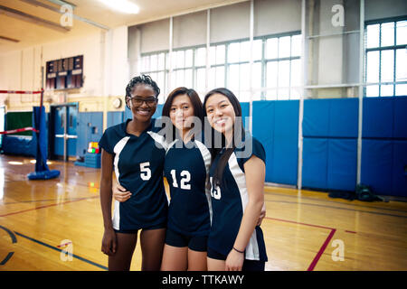 Teenage Girls standing en volley-ball Banque D'Images