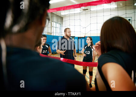 Entraîneur masculin de l'équipe d'experts expliquant en volley-ball Banque D'Images