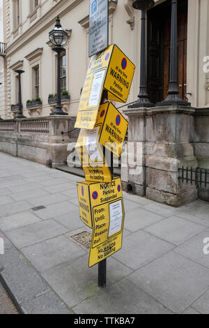 Publiez une rue à Londres W1 avec restriction de stationnement tous les avis sur elle Banque D'Images