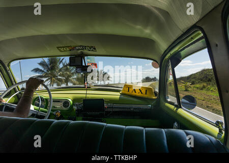 Intérieur d'une voiture de taxi en voiture à Cuba Banque D'Images