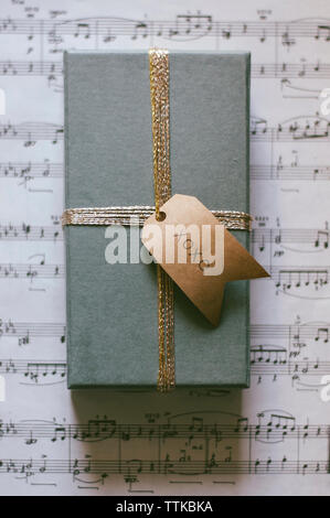 Vue de dessus de boîte-cadeau sur Sheet Music Banque D'Images