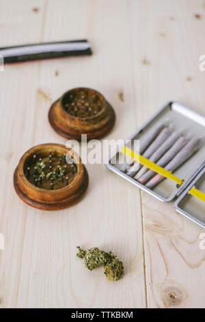 Portrait de joints de marijuana avec crusher sur table Banque D'Images