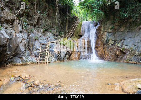 Cascade et piscine à l'extérieur fait Khoun village sur la rivière Nam Ou, près de Nong Khiaw, Muang Ngoi District, Province de Luang Prabang, le nord du Laos, Laos, Banque D'Images