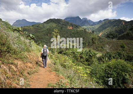 Sentier de randonnée à travers des paysages de montagne près de fait Khoun village, près de Nong Khiaw, Muang Ngoi, District du Nord, Province de Luang Prabang Banque D'Images