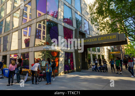 Visitez le centre de l'Afrique les foules sur la Cinquième Avenue au bord de Harlem pendant le Museum Mile festival le mardi, Juin 11, 2019. (© Richard B. Levine) Banque D'Images
