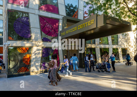 Visitez le centre de l'Afrique les foules sur la Cinquième Avenue au bord de Harlem pendant le Museum Mile festival le mardi, Juin 11, 2019. (© Richard B. Levine) Banque D'Images