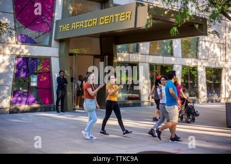 Visitez le centre de l'Afrique les foules sur la Cinquième Avenue au bord de Harlem pendant le Museum Mile festival le mardi, Juin 11, 2019. (© Richard B. Levine) Banque D'Images