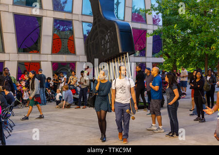 La foule autour de Hank Willis Thomas' "tout le pouvoir pour tout le monde" sur la place de l'Africa Centre sur la Cinquième Avenue au bord de Harlem pendant le Museum Mile festival le mardi, Juin 11, 2019. (© Richard B. Levine) Banque D'Images