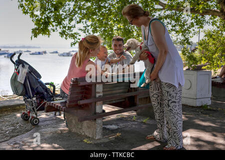 Belgrade, Serbie, 16 juin 2019 : rencontre avec femme en levrette couple avec bébé lors de la promenade au bord du Danube à Zemun Banque D'Images