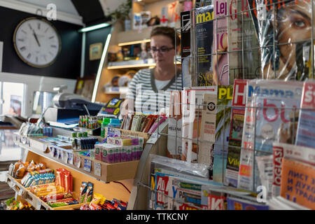 Belgrade, Serbie, 16 juin 2019 : le kiosque à Revues et vendeur dans un magasin de tabac Banque D'Images