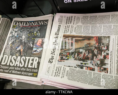 Pages avant le mardi, Juin 11, 2019 du New York Daily News et le New York Times rapport sur les jours précédents accident où un hélicoptère s'écrase dans un immeuble de bureaux à Manhattan, tuant le pilote. (© Richard B. Levine) Banque D'Images
