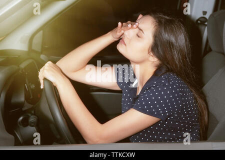 Belle jeune fille s'endormir en voiture Banque D'Images