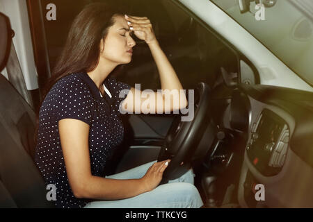 Belle jeune fille s'endormir en voiture Banque D'Images