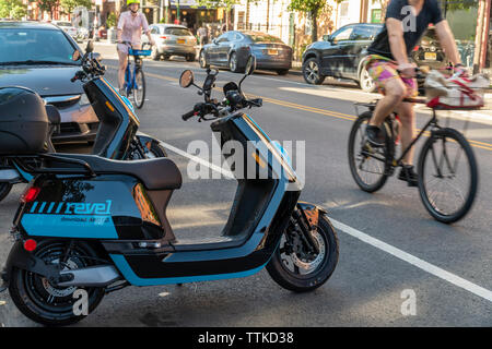 Une paire de cyclomoteurs électriques à partir de l'entreprise partage de cyclomoteurs Revel garée dans le quartier de Greenpoint Brooklyn à New York, le dimanche 9 juin 2019. Revel Transit a récemment annoncé une expansion de leur flotte d'un modeste 68 à 1000 cyclomoteurs étendre plus loin dans Brooklyn et Queens. (© Richard B. Levine) Banque D'Images