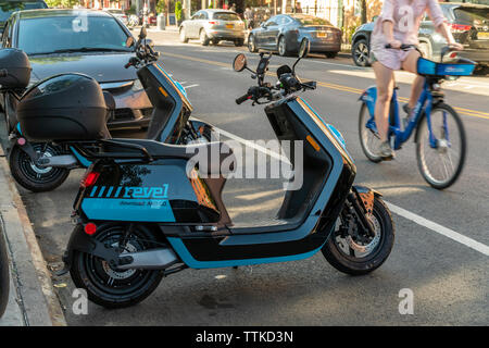 Une paire de cyclomoteurs électriques à partir de l'entreprise partage de cyclomoteurs Revel garée dans le quartier de Greenpoint Brooklyn à New York, le dimanche 9 juin 2019. Revel Transit a récemment annoncé une expansion de leur flotte d'un modeste 68 à 1000 cyclomoteurs étendre plus loin dans Brooklyn et Queens. (© Richard B. Levine) Banque D'Images