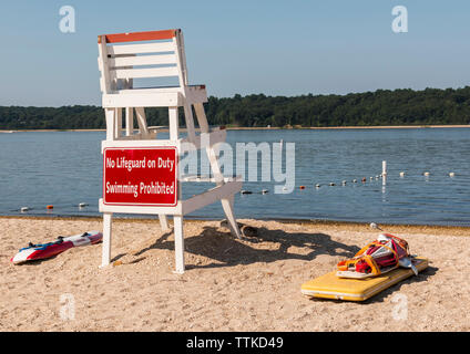 Un livre blanc de secours avec un panneau rouge sur l'arrière qui lit, Aucun sauveteur en service natation interdite. Banque D'Images