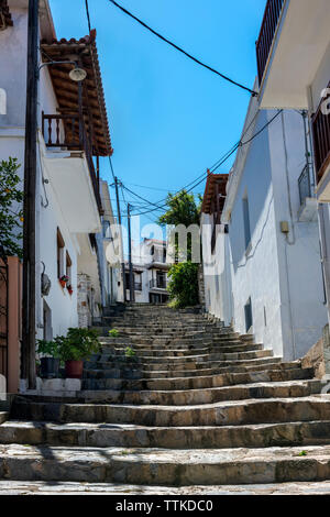 A Street dans la ville de Skopelos, Sporades du Nord de la Grèce. Banque D'Images
