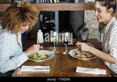 Les femmes d'affaires heureux de déjeuner à table in restaurant Banque D'Images