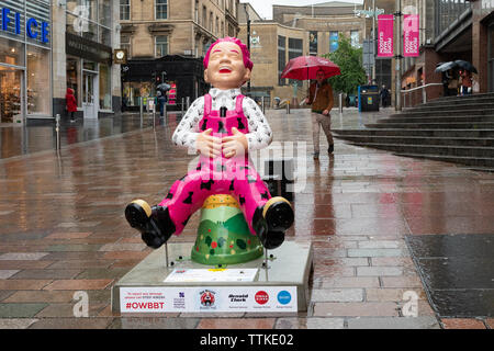 Glasgow, Scotland, UK - 17 juin 2019 - Royaume-Uni - Oor Wullie rire malgré les fortes averses de pluie dans la région de Glasgow. Oor Wullies - Sentier du grand seau en Écosse pour la première fois, un public national route de l'art - ont commencé aujourd'hui, la sensibilisation et des fonds pour le Children's Hospital de bienfaisance. Credit : Kay Roxby/Alamy Live News Banque D'Images